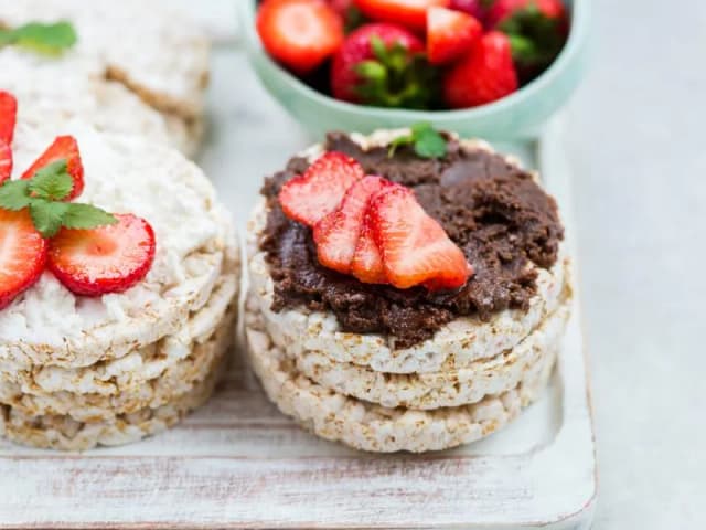 Czy wafle ryżowe są bezpieczne dla psa? Korzyści, zagrożenia i alternatywy